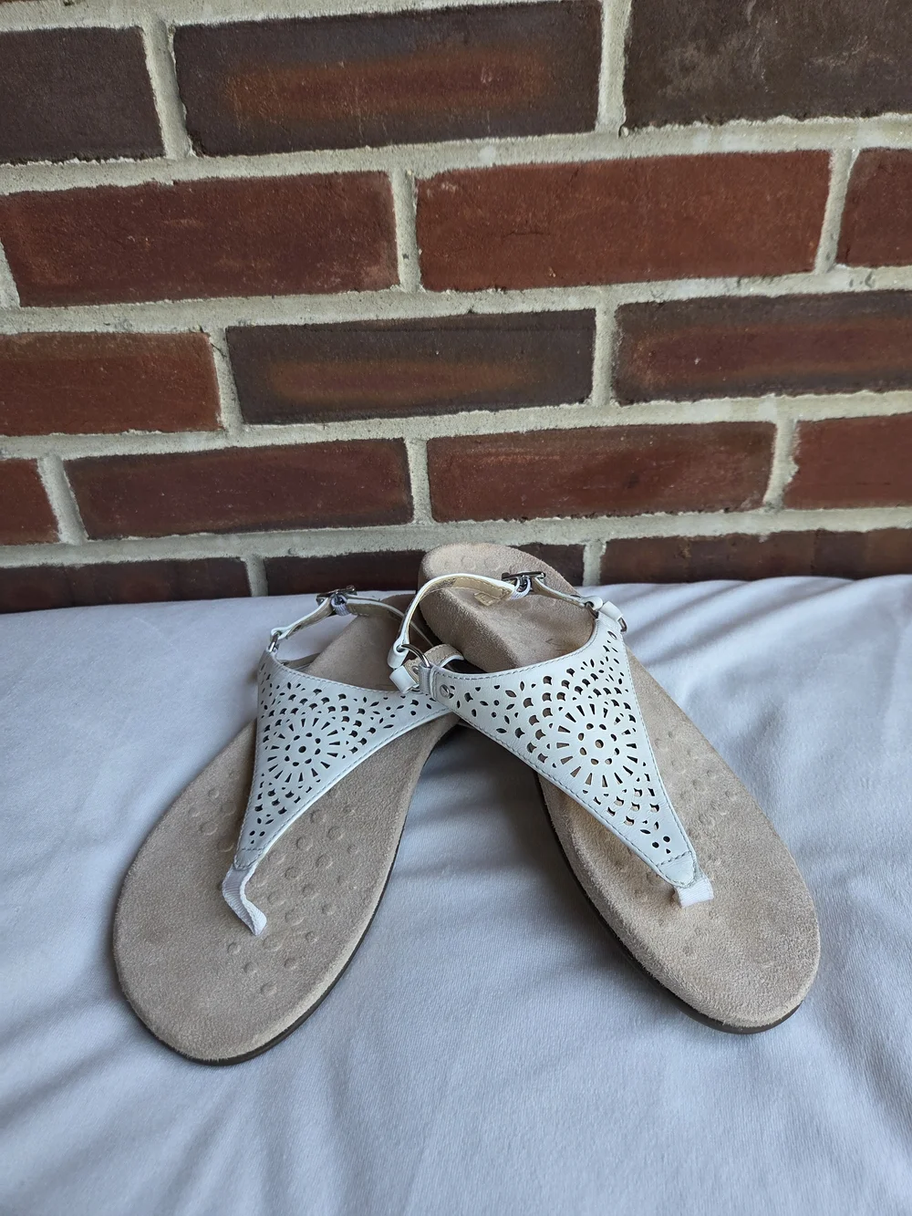 Vionic Kirra Perf Women’s 6.5 Wide White Leather T-Strap Comfort Sandals